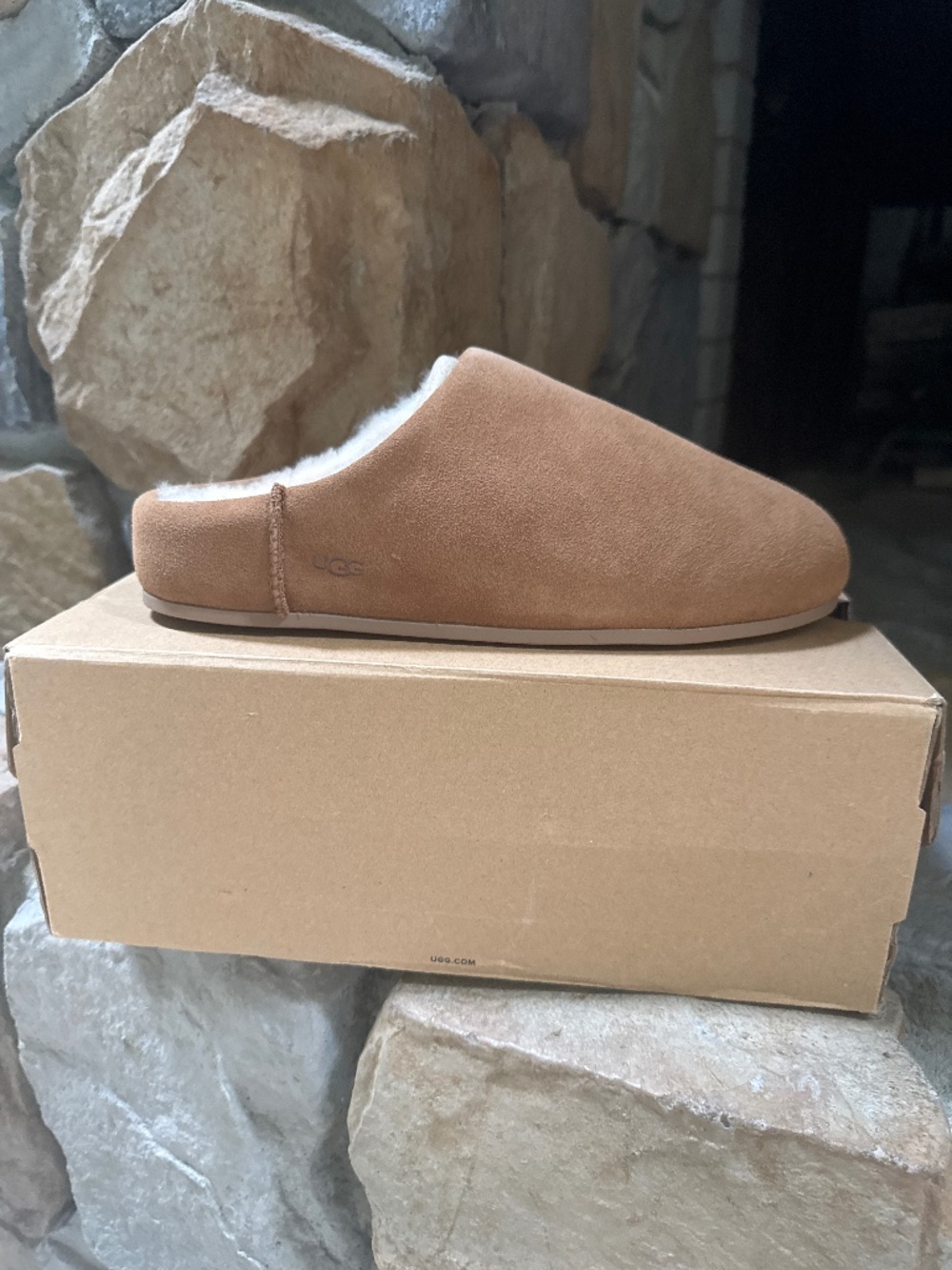 Women’s Elea slip on mules slippers. Size 9.   Chestnut.  UGG.